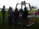 De luchtballon gereed maken in recreatiegebied buiten-de-waterpoort te gorinchem voor vertrek naar Molenaarsgraaf